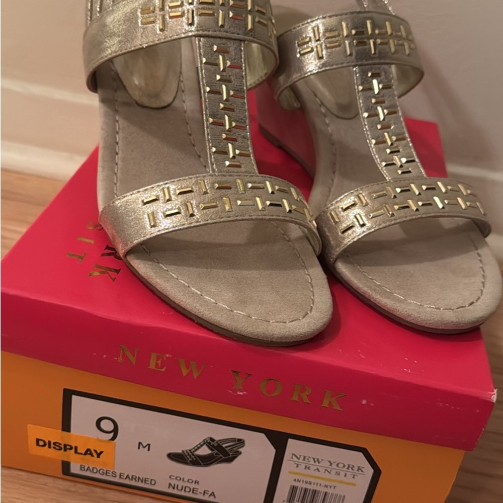 New York Transit Gold Sandals Elegant T-Strap Design